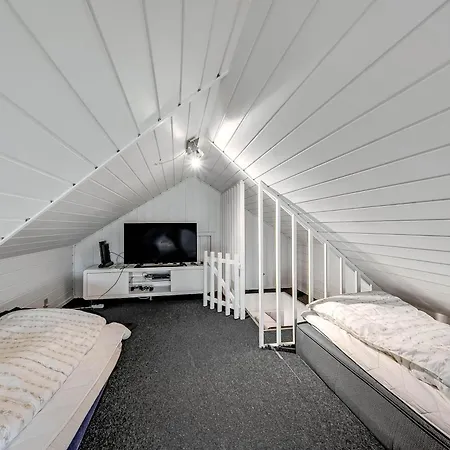 Large 14-person Pool House - 1004