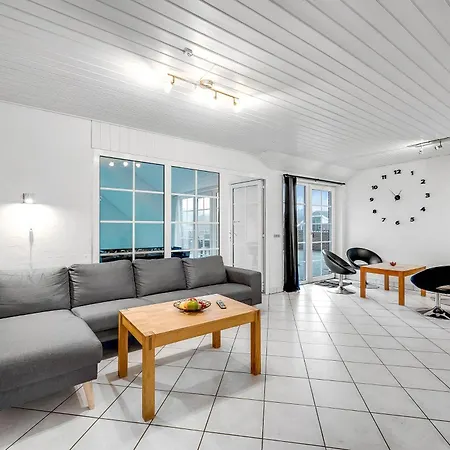 Large 14-person Pool House - 1004