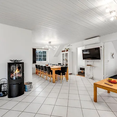 Large 14-person Pool House - 1004