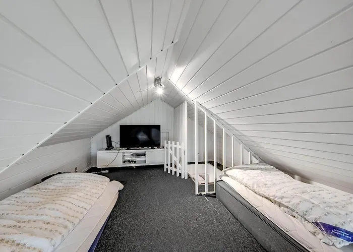 Large 14-person Pool House - 1004