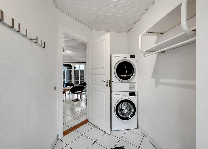 Large 14-person Pool House - 1004