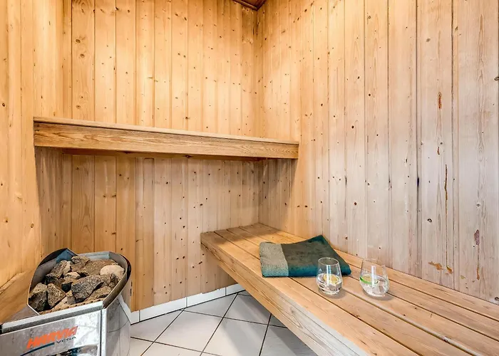 Large 14-person Pool House - 1004 灵克宾