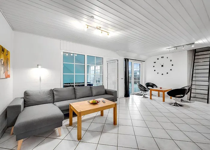 Large 14-person Pool House - 1004