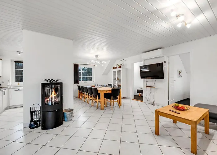 Large 14-person Pool House - 1004